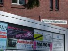 Nazi-Werbung vor Schule